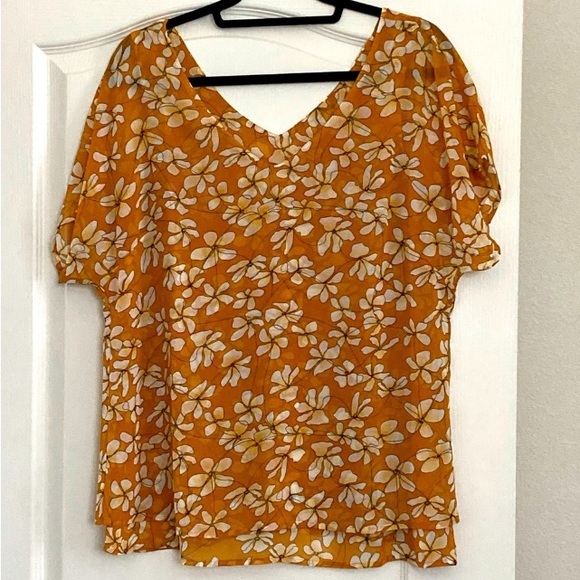 CAbi Tops - Cabi gorgeous blouse. NEW!